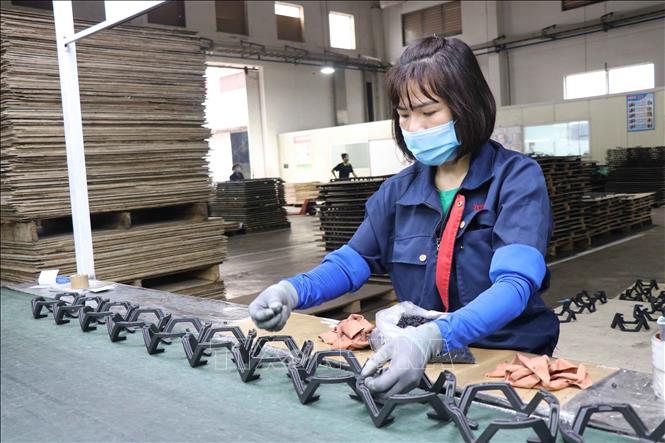 Trong ảnh: Công nhân làm việc tại Công ty TNHH Quốc tế Bright Việt Nam, khu công nghiệp Thuận Thành II, huyện Thuận Thành, tỉnh Bắc Ninh thực hiện nghiêm giữ khoảng cách. Ảnh: Thái Hùng-TTXVN