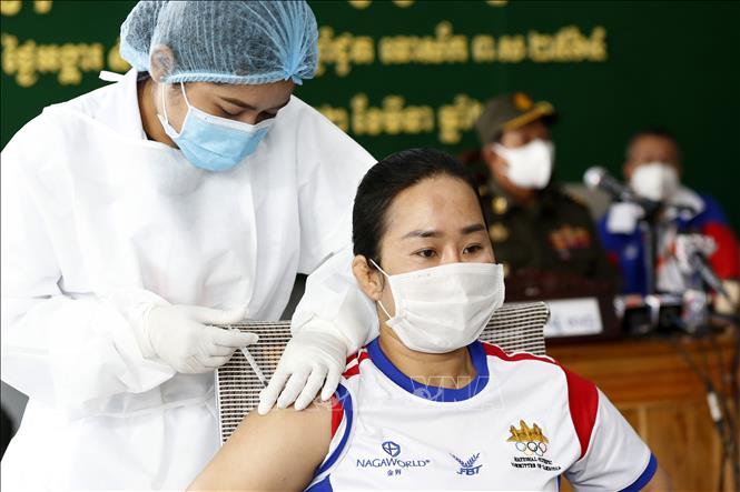 Trong ảnh: Nhân viên y tế tiêm vaccine ngừa COVID-19 cho người dân tại Phnom Penh, Campuchia ngày 2/3/2021. Ảnh: THX/TTXVN