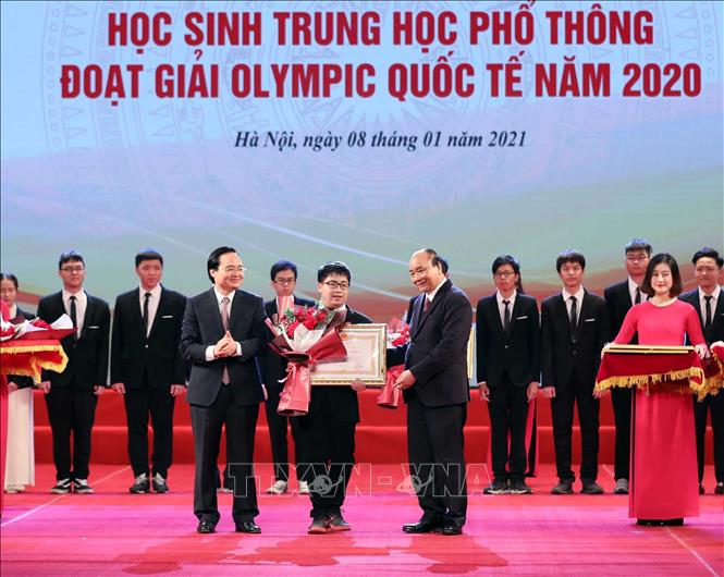 Trong ảnh: Thủ tướng Nguyễn Xuân Phúc trao Huân chương Lao động hạng Nhì của Chủ tịch nước tặng Ngô Quý Đăng (8/1/2021). Ảnh: Thanh Tùng - TTXVN