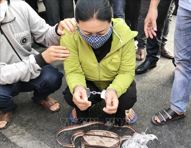 Trong ảnh: Nguyễn Thị Thùy Dương bị bắt trên đường vận chuyển ma túy đá và thuốc lắc từ thành phố Hồ Chí Minh về Cà Mau tiêu thụ. Ảnh: TTXVN phát