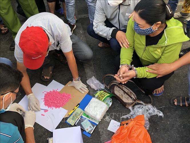Trong ảnh: Nguyễn Thị Thùy Dương bị bắt cùng khoảng 1kg ma túy đá và 1.000 viên thuốc lắc. Ảnh: TTXVN phát
