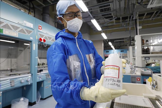Trong ảnh: Kiểm định nước thải tại Nhà máy Điện hạt nhân Fukushima số 1. Ảnh: Đào Thanh Tùng-phóng viên TTXVN tại Nhật Bản