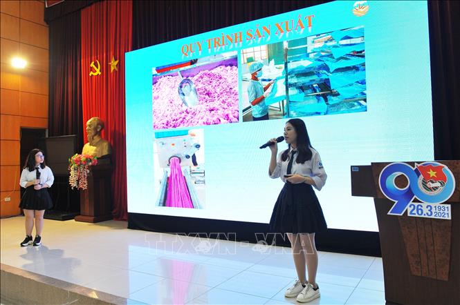 Photo: Students from the Hanoi - Amsterdam High School for the Gifted perform at the competition. VNA Photo: Minh Đức