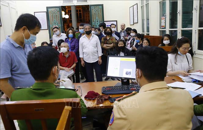 Trong ảnh: Rất đông người dân chờ đến lượt làm thủ tục tại Trụ sở Công an quận Hai Bà Trưng (số 94 Tô Hiến Thành) (ảnh chụp lúc 21h30 tối 10/3/2021). Ảnh: Doãn Tấn - TTXVN