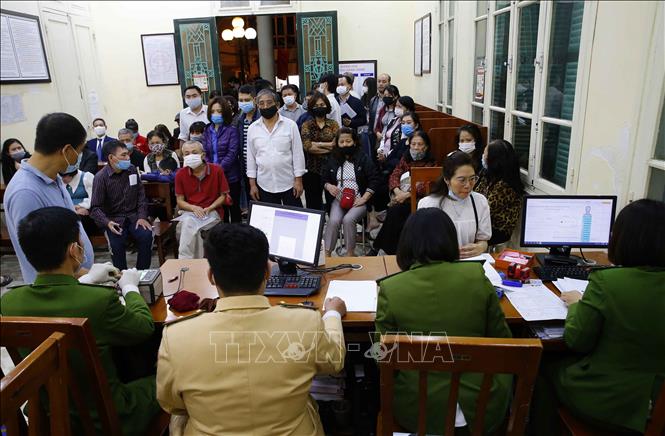 Trong ảnh: Rất đông người dân chờ đến lượt làm thủ tục tại Trụ sở Công an quận Hai Bà Trưng (số 94 Tô Hiến Thành) (ảnh chụp lúc 21h30 tối 10/3/2021). Ảnh: Doãn Tấn - TTXVN