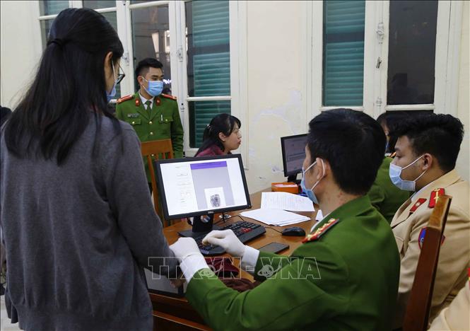 Trong ảnh: Công an quận Hai Bà Trưng làm thủ tục lấy dấu vân tay làm căn cước công dân vào ban đêm cho người dân tại Trụ sở Công an quận (số 94 Tô Hiến Thành) (ảnh chụp lúc 21h30 tối 10/3/2021). Ảnh: Doãn Tấn - TTXVN