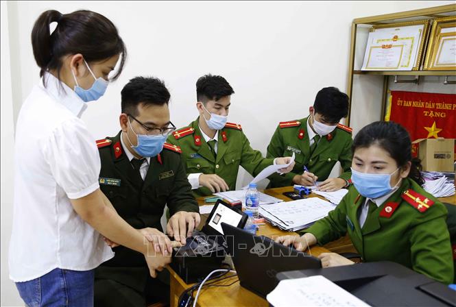 Trong ảnh: Công an phường Đồng Tâm làm thủ tục lấy dấu vân tay, làm căn cước công dân lưu động vào ban đêm (ảnh chụp lúc 21h30 tối 10/3/2021). Ảnh: Doãn Tấn - TTXVN