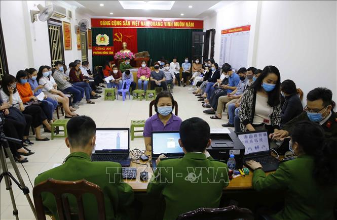 Trong ảnh: Rất đông người dân ngồi chờ đến lượt làm thủ tục cấp căn cước công dân lưu động tại trụ sở Công an phường Đồng Tâm (ảnh chụp lúc 22h tối 10/3/2021). Ảnh: Doãn Tấn - TTXVN