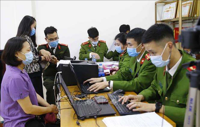 Trong ảnh: Công an phường Đồng Tâm tăng ca đêm làm căn cước công dân lưu động (ảnh chụp lúc 21h30 tối 10/3/2021). Ảnh: Doãn Tấn - TTXVN