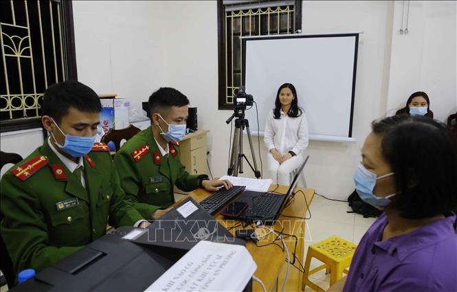 Trong ảnh: Công an phường Đồng Tâm tăng ca đêm làm căn cước công dân lưu động (ảnh chụp lúc 21h30 tối 10/3/2021). Ảnh: Doãn Tấn - TTXVN