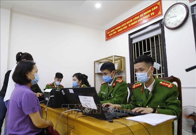 Trong ảnh: Công an phường Đồng Tâm tăng ca đêm làm căn cước công dân lưu động (ảnh chụp lúc 21h30 tối 10/3/2021). Ảnh: Doãn Tấn - TTXVN