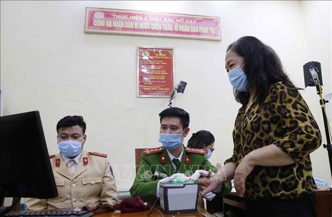 Trong ảnh: Công an Quận Hai Bà Trưng làm căn cước công dân cho người dân tại Trụ sở Công an quận vào ban đêm (số 94 Tô Hiến Thành) (ảnh chụp lúc 21h30 tối 10/3/2021). Ảnh: Doãn Tấn - TTXVN