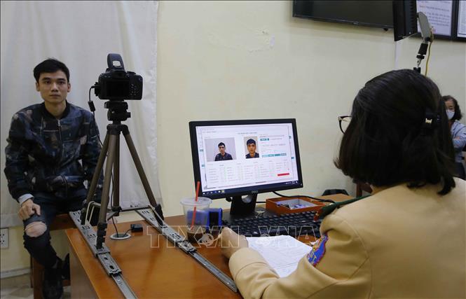 Trong ảnh: Công an Quận Hai Bà Trưng làm căn cước công dân cho người dân tại Trụ sở Công an quận vào ban đêm (số 94 Tô Hiến Thành) (ảnh chụp lúc 21h30 tối 10/3/2021). Ảnh: Doãn Tấn - TTXVN