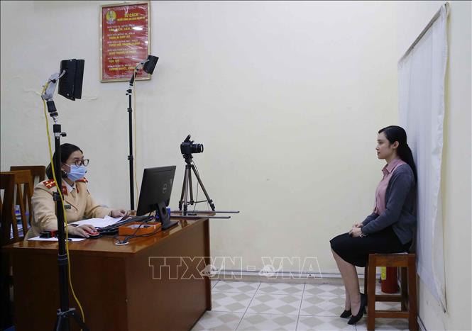 Trong ảnh: Công an Quận Hai Bà Trưng làm căn cước công dân cho người dân tại Trụ sở Công an quận vào ban đêm (số 94 Tô Hiến Thành) (ảnh chụp lúc 21h30 tối 10/3/2021). Ảnh: Doãn Tấn - TTXVN