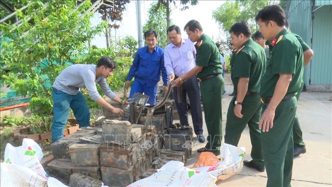 Trong ảnh: Kiểm tra, thống kê số lượng đạn các loại. Ảnh: TTXVN phát