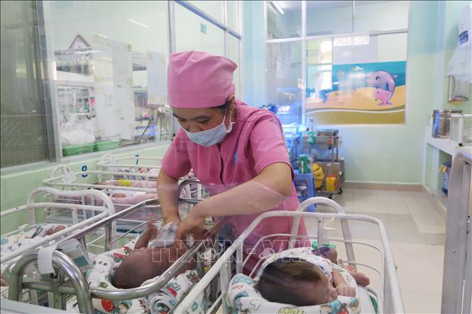 Trong ảnh: Nữ hộ sinh Khoa Sơ sinh chăm sóc cho trẻ sinh non bị bỏ rơi. Ảnh: Đinh Hằng - TTXVN