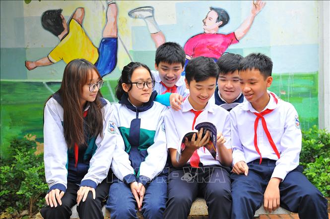 Võ Minh Quang cùng các bạn tại trường THCS Giảng Võ. Ảnh: Minh Đức - TTXVN