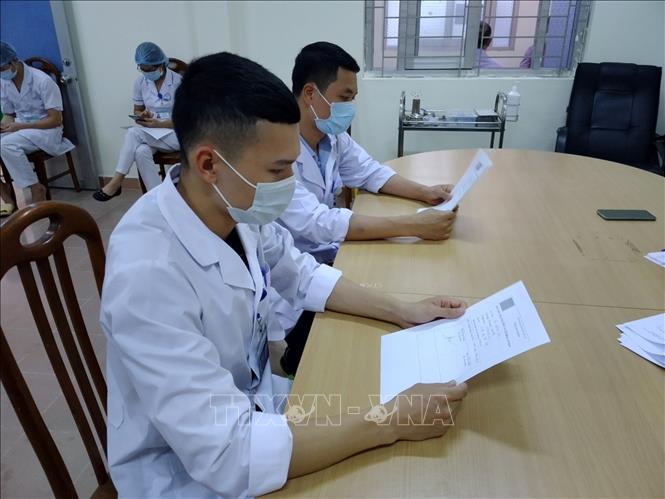 Trong ảnh: Cán bộ y tế kiểm tra thông tin tiêm vaccine phòng COVID-19. Ảnh: Thanh Hải - TTXVN  