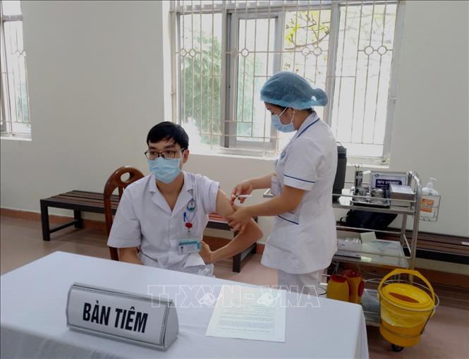 Trong ảnh: Tiêm vaccine phòng COVID-19 cho cán bộ y tế. Ảnh: Thanh Hải - TTXVN 