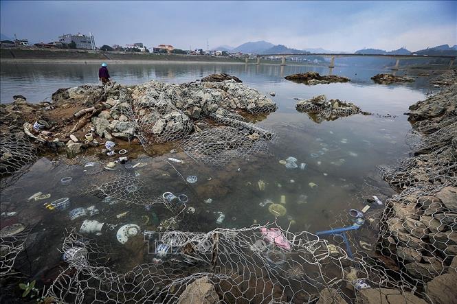 Nhiều năm qua, việc xả nước thải chưa qua xử lý cùng nhiều loại rác thải đã gây ô nhiễm môi trường nghiêm trọng ở không ít các tuyến sông, gây ảnh hưởng đến đời sống, sinh hoạt của người dân và nguồn lợi thủy sản tự nhiên, ảnh hưởng đến phát triển kinh tế ở vùng hạ lưu. Trong ảnh: Rác thải xả bừa bãi ra sông Đà thuộc địa phận thành phố Hòa Bình. Ảnh: Trọng Đạt - TTXVN