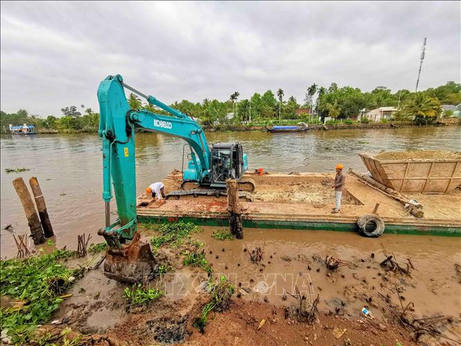 Công trình xây dựng kè chống sạt lở tại khu vực ngã ba sông Ô Môn - Rạch Tra (xã Thới Thạnh, huyện Thới Lai, thành phố Cần Thơ) có tổng chiều dài 430m, dự kiến hoàn thành vào cuối tháng 8/2021. Ảnh: Thanh Liêm - TTXVN