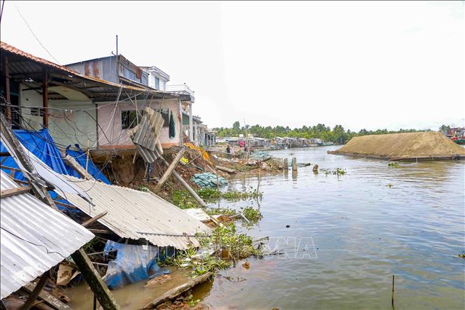 Vụ sạt lở bờ sông nghiêm trọng tại vị trí đang thi công bờ kè sông Ô Môn (khu vực Thới Lợi, phường Thới An, quận Ô Môn, thành phố Cần Thơ) ngày 24/4/2019 với điểm sạt lở dài 55m, ăn sâu vào bờ 5m, ảnh hưởng đến 11 căn nhà của người dân. Ảnh: TTXVN