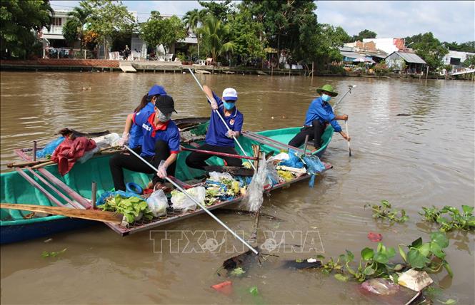 Đoàn viên thanh niên Thành đoàn Ngã Bảy (tỉnh Hậu Giang) thực hiện mô hình “Bảo vệ dòng sông, khai thông dòng chảy”, tạo thay đổi tích cực cả về cảnh quan lẫn ý thức người dân trong việc bảo vệ môi trường, giảm thiểu ô nhiễm tại các sông, kênh. Ảnh: Hồng Thái - TTXVN