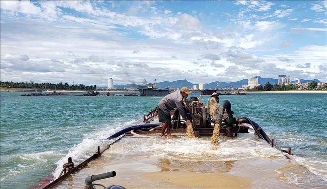 Trước tình trạng cửa sông Nhật Lệ bị bồi lấp, gây ảnh hưởng nghiêm trọng đến năng lực vận tải và an toàn của các phương tiện thủy lưu thông trên tuyến sông, UBND tỉnh Quảng Bình đầu tư nạo vét cửa sông, đáp ứng nhu cầu đi lại của tàu thuyền ra vào cửa sông. Ảnh: Văn Tý-TTXVN