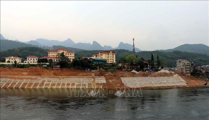 Xây dựng kè bảo vệ bờ sông Gâm hạ lưu Nhà máy thuỷ điện Tuyên Quang nhằm đảm bảo an toàn, đặc biệt việc thoát lũ, mở cửa xả lũ của Nhà máy thủy điện Tuyên Quang trong mùa mưa bão 2020. Ảnh: Quang Đán - TTXVN