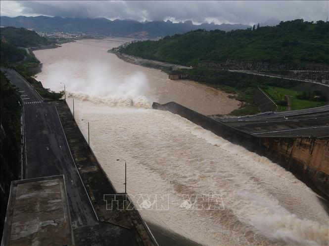 Các nhà máy thủy điện Hòa Bình, Sơn La và Lai Châu trên bậc thang sông Đà - phụ lưu lớn nhất trong hệ thống sông Hồng, có vùng hồ rộng, dung tích chứa lớn, vừa đảm bảo đáp ứng đủ điện cho phát triển kinh tế - xã hội, nhu cầu của sản xuất và đời sống sinh hoạt của nhân dân cả nước, vừa thực hiện tốt nhiệm vụ cấp nước cho các địa phương vùng hạ du. Trong ảnh: Nhà máy thủy điện Hòa Bình mở 2 cửa xả đáy để xả lũ. Ảnh: Nhan Sinh - TTXVN