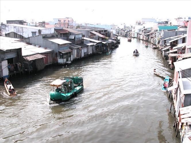 Sông ở TP. Cà Mau bị ô nhiễm nặng nề. Ảnh: Lê Huy Hải - TTXVN