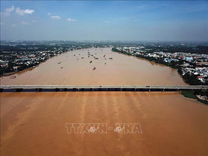 Nguồn nước của hệ thống sông Đồng Nai có ý nghĩa sống còn đối với các tỉnh, thành phố Vùng kinh tế trọng điểm phía Nam. Tuy nhiên, hiện trên tất cả các sông thuộc lưu vực sông có nhiều chất làm ô nhiễm nguồn nước và nồng độ các chất này luôn vượt ngưỡng cho phép. Ảnh: Sỹ Tuyên - TTXVN