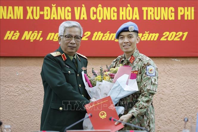 Photo: Deputy Defence Minister Sen. Lieut. Gen Nguyen Chi Vinh hands over the President’s decision to send Lieut. Col Tran Duc Huong. VNA Photo: Dương Giang 