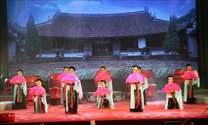 Trong ảnh: Nhiều diễn viên trẻ tham gia tập luyện và biểu diễn các tiết mục văn hóa nghệ thuật truyền thống: chèo, chầu văn và hát xẩm. Ảnh: Đại Nghĩa - TTXVN