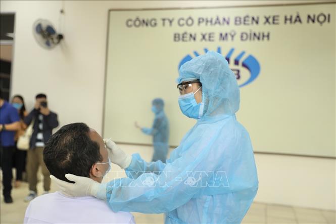 Photo: Taking samples for COVID-19 tests in Nam Tu Liem district. VNA Photo: Minh Quyết