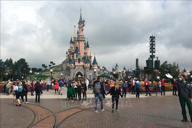 Trong ảnh: (tư liệu) Khách tham quan  công viên Disneyland Paris ngày 15/7/2020. Ảnh: AFP/TTXVN