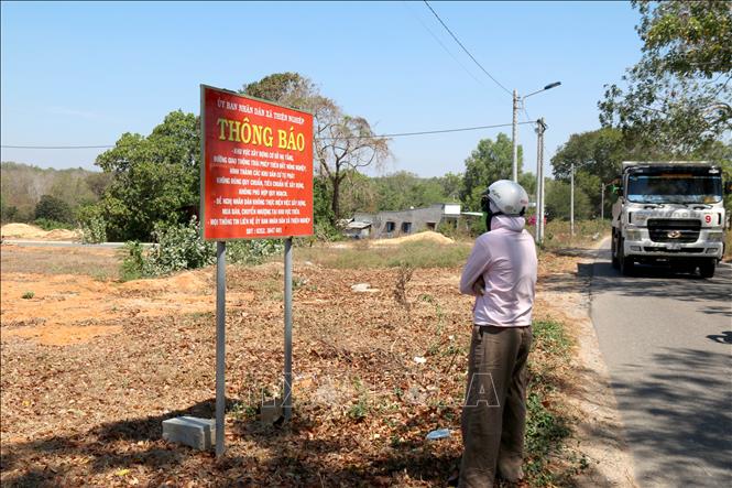 UBND xã Thiện Nghiệp, thành phố Phan Thiết cắm biển thông báo, yêu cầu người dân không thực hiện việc mua bán, xây dựng trái phép. Ảnh: Nguyễn Thanh - TTXVN 