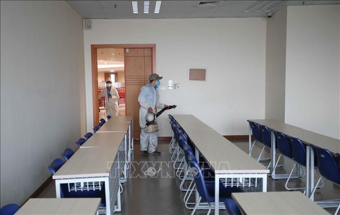 Trong ảnh: Phun khử khuẩn phòng học trong khu giảng đường của Trường Đại học Kinh tế Quốc dân, chiều 13/3. Ảnh: Thanh Tùng - TTXVN