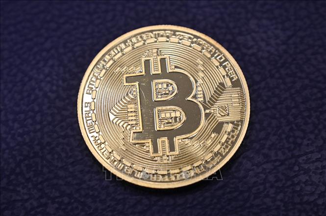 Trong ảnh: Đồng  tiền điện tử Bitcoin. Ảnh: AFP/TTXVN