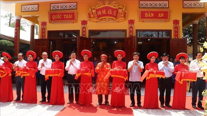 Trong ảnh: Lễ cắt băng khánh thành di tích lịch sử - văn hóa cấp tỉnh Đình Vạn Phước mới được trùng tu, sửa chữa. Ảnh: Đức Hạnh - TTXVN 