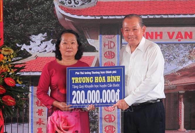 Trong ảnh: Đồng chí Trương Hòa Bình, Phó Thủ tướng Thường trực Chính phủ trao quà cho Quỹ khuyến học huyện Cần Đước. Ảnh: Đức Hạnh - TTXVN 