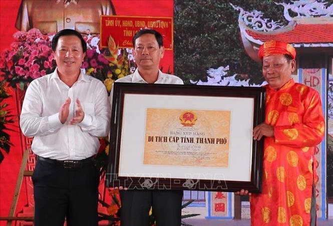 Trong ảnh: Chủ tịch UBND tỉnh Long An Nguyễn Văn Út trao bằng xếp hạng di tích lịch sử - văn hóa cấp tỉnh Đình Vạn Phước cho UBND xã Mỹ Lệ. Ảnh: Đức Hạnh - TTXVN 