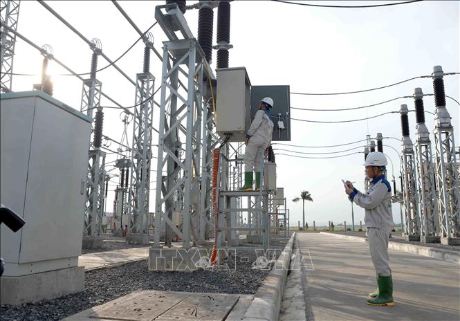 Trong ảnh:  Công nhân kiểm tra, đo chỉ số tại trạm biến áp của khu công nghiệp Thăng Long. Ảnh: Hoàng Hùng - TTXVN