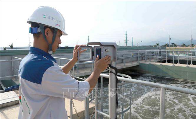Trong ảnh: Công nhân vận hành trạm xử lý nước thải của khu công nghiệp Thăng Long. Ảnh: Hoàng Hùng - TTXVN