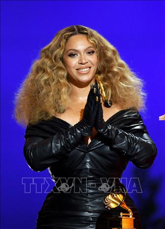Trong ảnh: Nữ ca sĩ Mỹ Beyoncé nhận giải 