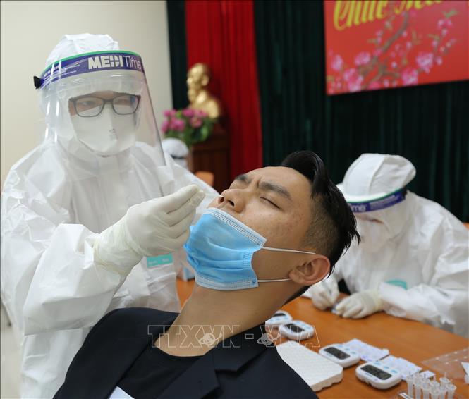 Trong ảnh: Lấy mẫu xét nghiệm COVID-19 cho công nhân viên Bến xe Giáp Bát. Ảnh: Hoàng Hiếu - TTXVN