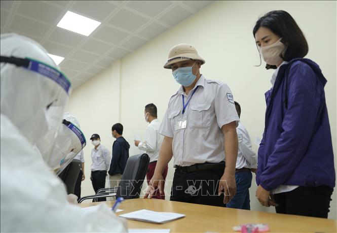 Trong ảnh: Công nhân viên Bến xe Giáp Bát khai báo y tế để xét nghiệm COVID-19. Ảnh: Hoàng Hiếu - TTXVN