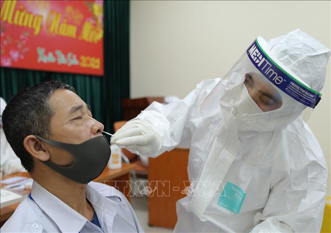 Trong ảnh: Lấy mẫu xét nghiệm COVID-19 cho công nhân viên Bến xe Giáp Bát. Ảnh: Hoàng Hiếu - TTXVN