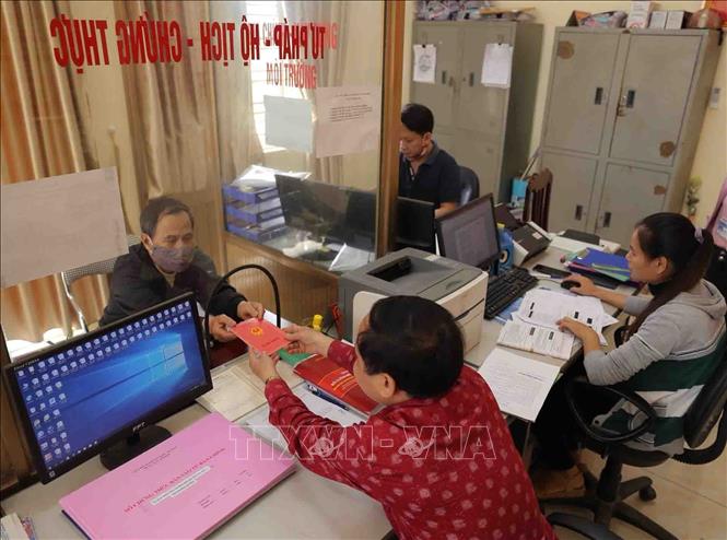 Trong ảnh: Người dân đến làm thủ tục hành chính tại bộ phận 
