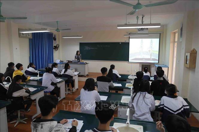 Trong ảnh: Giờ học của học sinh lớp 8, Trường Trung học cơ sở xã Hoa Sơn, huyện Ứng Hòa. Xã Hoa Sơn phấn đấu đạt chuẩn nông thôn mới nâng cao trong năm 2021. Ảnh: Hoàng Hiếu - TTXVN